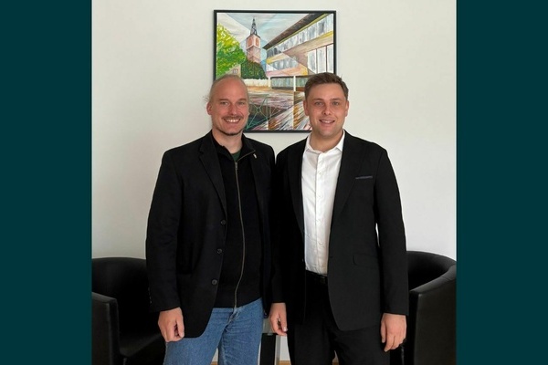 Bild: B&uuml;rgemeister Fabian Nitz (rechts) im Gespr&auml;ch mit Landtagskandidat R&uuml;diger Tonojan (B&uuml;ndnis 90/Die Gr&uuml;nen) (links). Foto: Gemeinde Denzlingen.