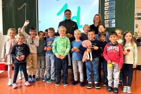 Bürgermeister Fabian Nitz zu Besuch in der Klasse 1d der Grundschule Denzlingen. Foto: Melanie Lackner, Gemeinde Denzlingen