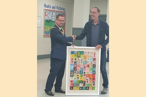 Bild: Andreas Berger (rechts), Mitglied des Partnerschaftskomitees, bergibt die Collage des Denzlinger Knstlers Joachim Walz an den Brgermeister von North Hykeham, Matt Lofts.Foto: Partnerschaftskomitee der Gemeinde Denzlingen.