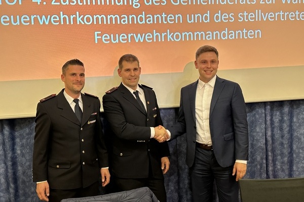 Bürgermeister Fabian Nitz (rechts) gratuliert dem nun bestätigten neuen Kommando der Freiwilligen Feuerwehr Denzlingen: 1. Kommandant Jens Koschella (mitte) und stv. Kommandant Marco Barnick (links). Foto: Gemeinde Denzlingen. Bürgermeister Fabian Nitz (rechts) gratuliert dem nun bestätigten neuen Kommando der Freiwilligen Feuerwehr Denzlingen: 1. Kommandant Jens Koschella (mitte) und stv. Kommandant Marco Barnick (links). Foto: Gemeinde Denzlingen.