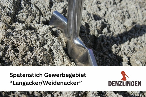 Metallener Spaten in Erde schwarze Schrift auf wei&szlig;em Untergrund: Spatenstick Langacker/Weidenacker