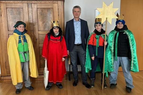 Bild: B&uuml;rgermeisterstellvertreter Thomas Pantel (Mitte) empfing die Sternsinger im Denzlinger Rathaus. Foto: Gemeinde Denzlingen.
