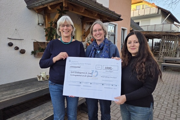 Bild: Silke H&ouml;fflin (l.) &uuml;berreicht im Namen der B&uuml;rgerstiftung Denzlingen den symbolischen Scheck an Kathrin Osteneck (Mitte) und Katrin Walz (r.). Foto: B&uuml;rgerstiftung Denzlingen