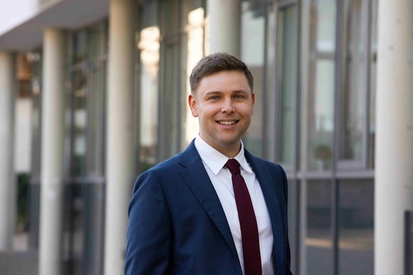 Bild: Portraitfoto des Denzlinger B&uuml;rgermeisters Fabian Nitz. Foto: Susanne Ganter