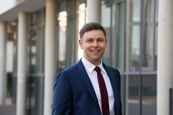 Der Denzlinger B&uuml;rgermeister Fabian Nitz vor dem Rathaus