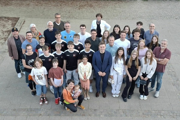 Die geehrten Sportler mit B&uuml;rgermeister Fabian Nitz (vorne Mitte) - Foto Helmut Gall  / Wochenzeitung Von Haus zu Haus