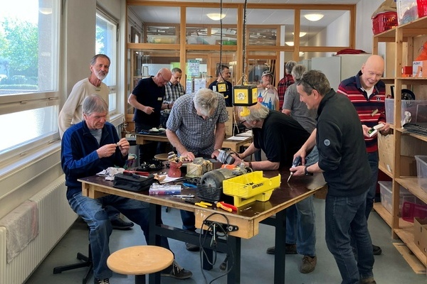 Bild: Fr&ouml;hlich-konzentriertes T&uuml;fteln im Repair-Caf&eacute; Denzlingen. Foto: Gemeinde Denzlingen.