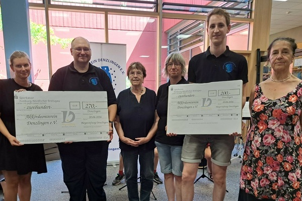 Irmgard Meiners-Schuth &uuml;berreichte im Namen der B&uuml;rgerstiftung Denzlingen zwei Schecks an den Akkordeonverein. V.l.n.r.: Julia Haller, Ronny Fugmann, Irmgard Meiners-Schuth, Andrea Schmidt, Robin Schmidt und Cordula Sauter