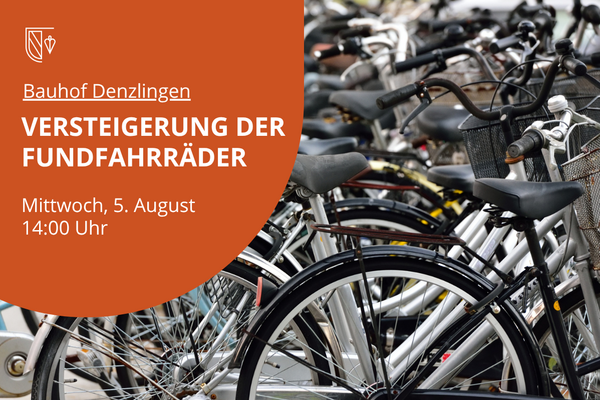Viele Fahrr&auml;der - wei&szlig;e Schrift auf ziegelrotem Untergrund: Versteigerung der Fundfahrr&auml;der