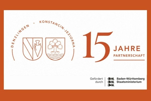 Orangene Schrift auf wei&szlig;em Untergrund. Logo des Jubil&auml;ums der St&auml;dtepartnerschaft zwischen Denzlingen und Konstancin Jeziorna - Gemeindewappen