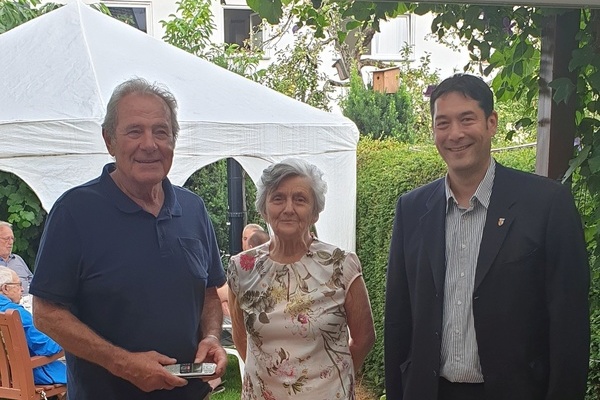 Eheleute Manfred und Rosemarie Wössner mit Bürgermeister Markus Hollemann Eheleute Manfred und Rosemarie Wössner mit Bürgermeister Markus Hollemann