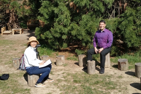 Shin Whea Kim interviewte B&uuml;rgermeister Markus Hollemann im Stadtpark. - Foto: Gemeinde Denzlingen