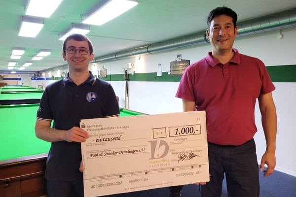 Scheckübergabe Bürgerstiftung: Alexander Gohlke (1. Vorsitzender Pool & Snooker Denzlingen e.V.) und Bürgermeister Markus Hollmann Scheckübergabe Bürgerstiftung: Alexander Gohlke (1. Vorsitzender Pool & Snooker Denzlingen e.V.) und Bürgermeister Markus Hollmann