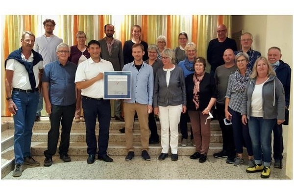 B&uuml;rgermeister Markus Hollemann &uuml;berreicht den B&uuml;rgerpreis an den Freundeskreis Asyl Denzlingen e.V.