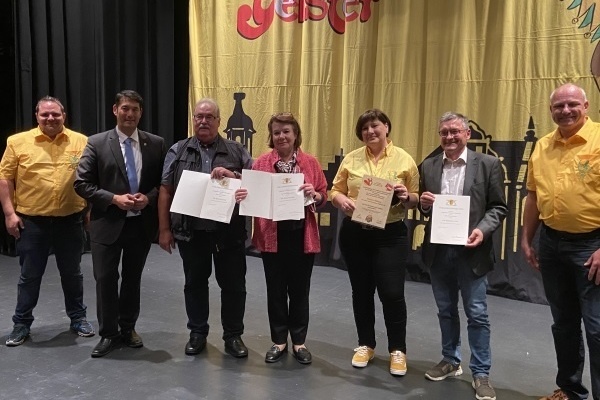 Welschkorngeister Denzlingen; Verleihung der Landesehrennadel an drei Mitglieder; V.l.n.r. Oberzunftmeister Michael Heizmann, Markus Hollemann, G&uuml;nter Langner, Karin Wirbals-Langner, Barbara N&uuml;bling, Werner Kunkler und Stellv. Oberzunftmeister Uwe Rau.