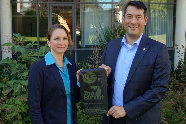 Tanja Burkart und B&uuml;rgermeister Markus Hollemann mit den neuen Hundekotbeuteln