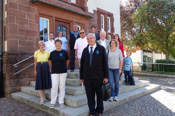 Spenden&uuml;bergabe vor dem Rathaus Denzlingen