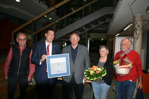 Bürgermeister Markus Hollemann überreicht den Bürgerpreis an Elfriede und Detlef Behnke. Bürgermeister Markus Hollemann überreicht den Bürgerpreis an Elfriede und Detlef Behnke.
