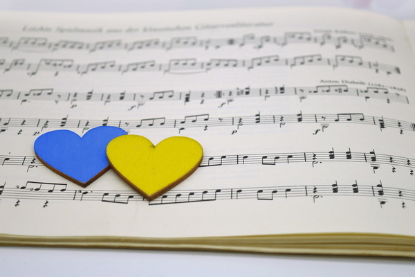 Notenblätter mit zwei Herzen in den Farben der ukrainischen Flagge