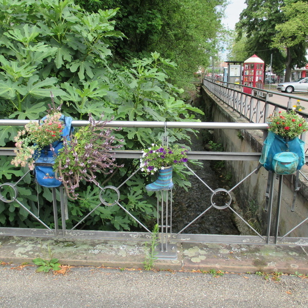 Ein alter Schulrucksack mit gepflanzten Blumen