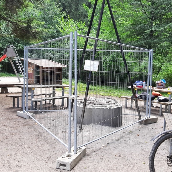 Grillstelle Waldspielplatz mit  Bauzaun abgesichert