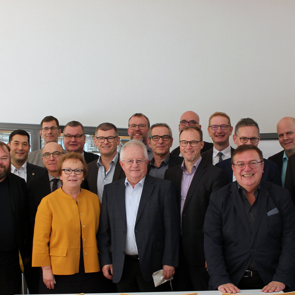 Die Bürgermeister der 24 Städte und Gemeinden des Landkreises Emmendingen kurz vor der Unterzeichnung der gemeinsamen Vereinbarung.