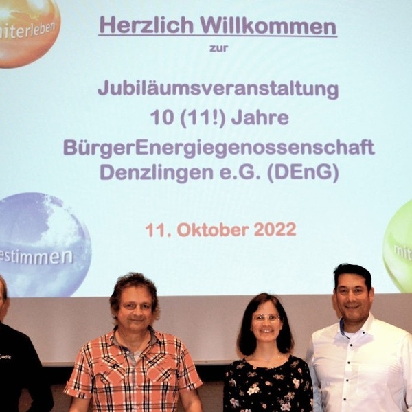 Bjrn Haake, Markus Nbling, Marina Leibfried und Brgermeister Markus Hollemann (von links) feierten mit den Mitgliedern 11 Jahre Denzlinger BrgerEnergiegenossenschaft