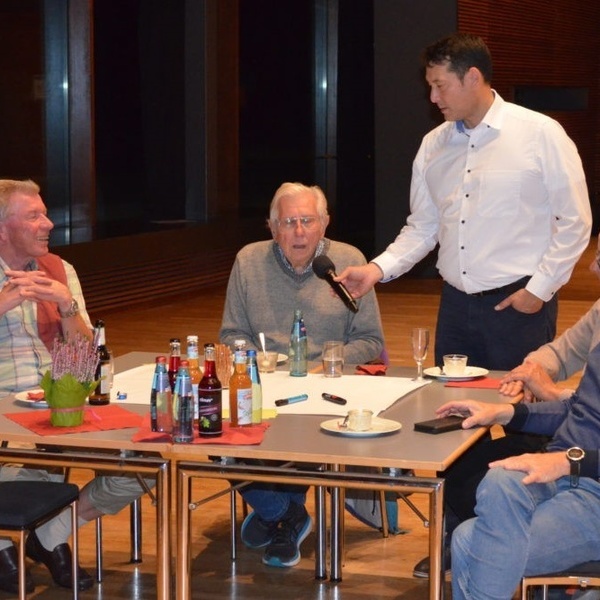 Brgermeister und Aufsichtsratsvorsitzender Markus Hollemann (stehend) im Gesprch mit den Genossenschaftsmitgliedern