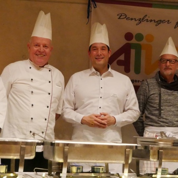 Ehrenamtliche mit Kchenchef Klaus Gntert (2. v. l.) sind bereit, den Hauptgang am Buffet zu servieren