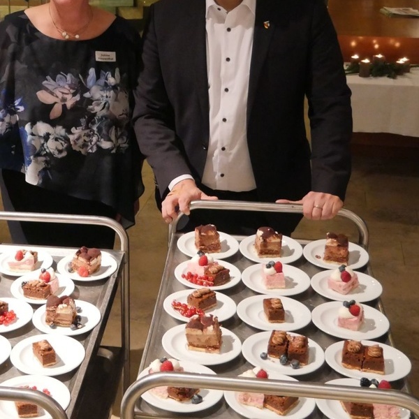 Bürgermeister Markus Hollemann und Sabine Haupenthal, Leiterin AIV, servieren das Dessert von Bäckerei Dick