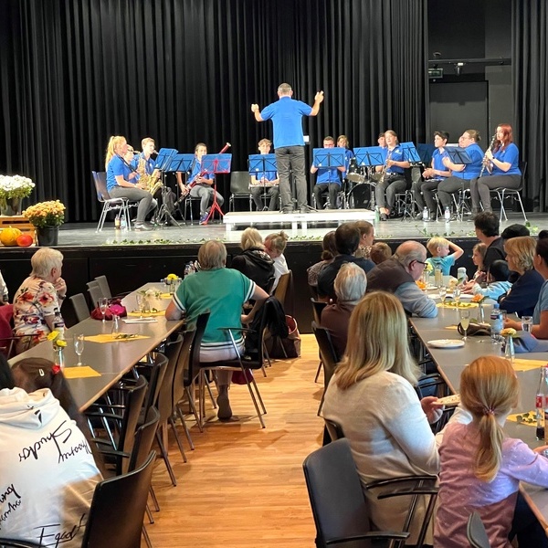 Denzlingens Neubrger lauschen dem Jugend-Orchester des Musikvereins