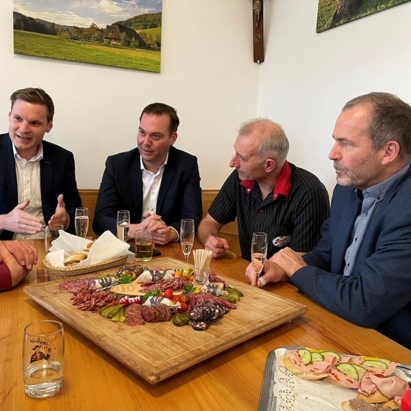 Im Gesprch mit den CDU Bundestagsabgeordneten Felix Bury (links) und Felix Schreiner (rechts), Hermann Linder (2. von rechts) und Roland Schtte bei der Metzgerei Linder in Denzlingen