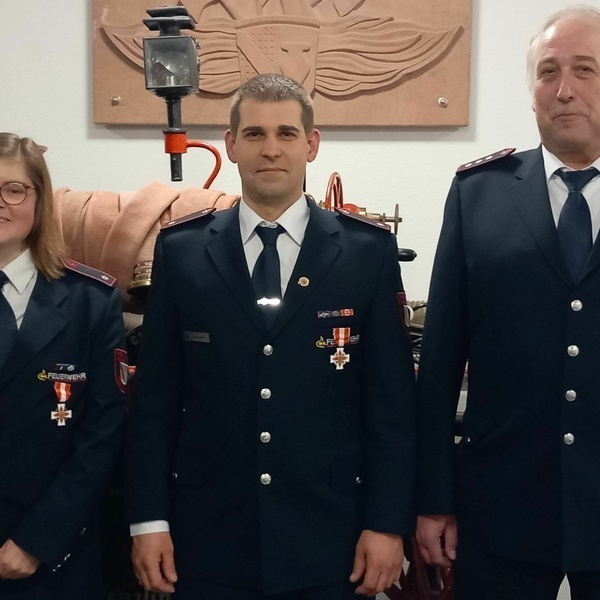 Ausgezeichnet fr langjhrigen aktiven Dienst wurden (von links): Lisa Gollent, Jens Koschella und Heinz Jund. Foto: Helmut Gall