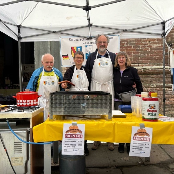 Beim Verkauf auf dem Ostermarkt in Citt della Pieve: Roland und Karin Zimmermann mit Franz-Karl und Gabriele Schmatzer