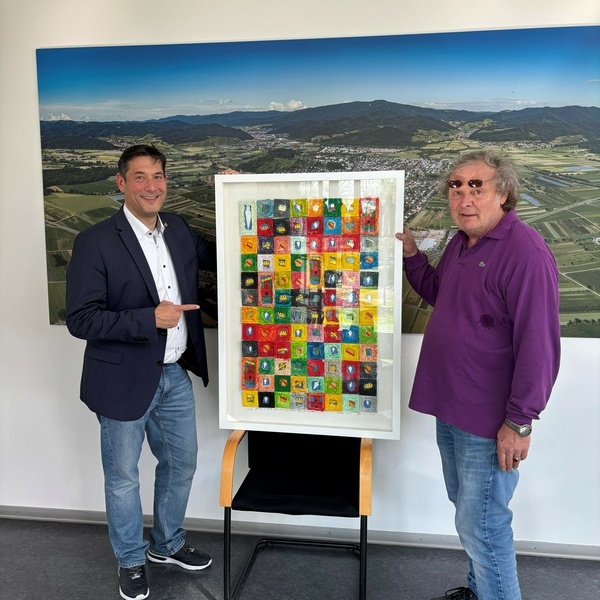 v.r.n.l.: Joachim Walz bergibt Brgermeister Markus Hollemann ein Partnerschaftsbild mit Bestandteilen des Wappens von Citt della Pieve