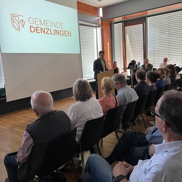 B�rgermeister Fabian Nitz er�ffnet die Infoveranstaltung zur Vermarktung des Neubaugebietes K�ppelematten in Denzlingen. Foto: Gemeinde Denzlingen.