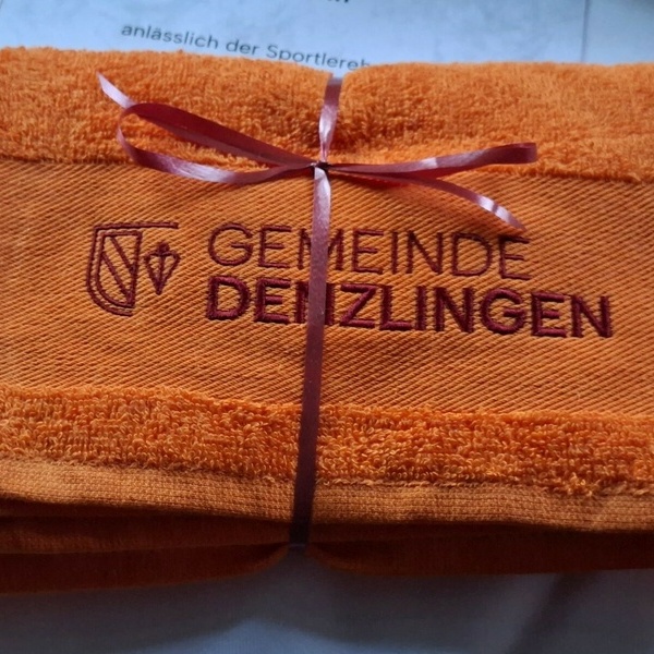 Erstmals erhielten alle geehrten Sportler ein Handtuch mit aufgesticktem Signum der Gemeinde Denzlingen. Foto Helmut Gall VHZH