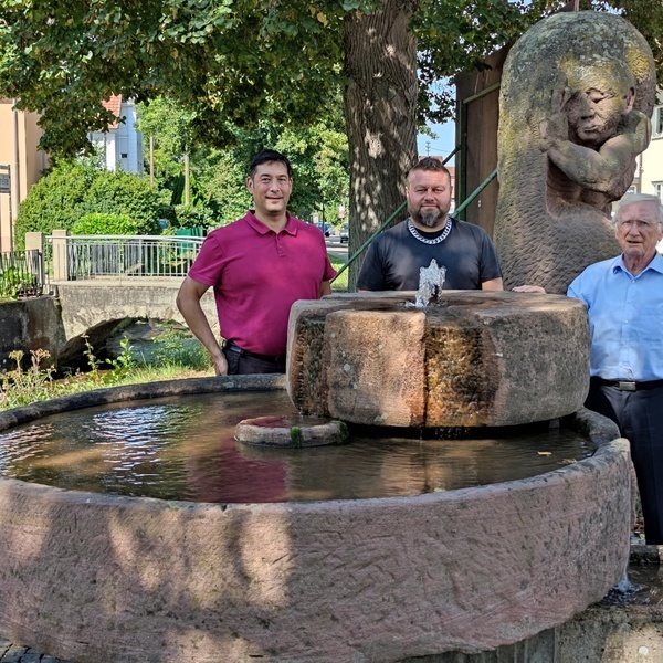 v.l.n.r.: Brgermeister Markus Hollemann, Alfred Beeger (Wassertrupp des Bauhofs), Prof. Dr. Dieter Geuenich