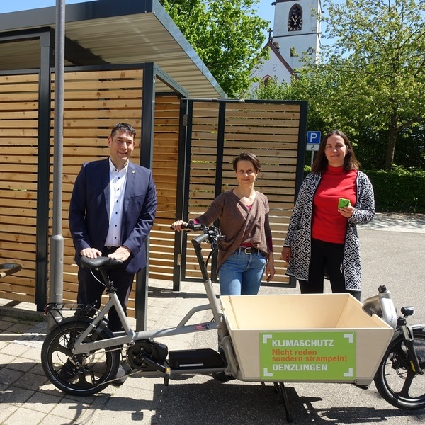 v.l.n.r.: Brgermeister Markus Hollemann, Lena Hartmann-Kist und Diana Struber mit E-Lastenrad