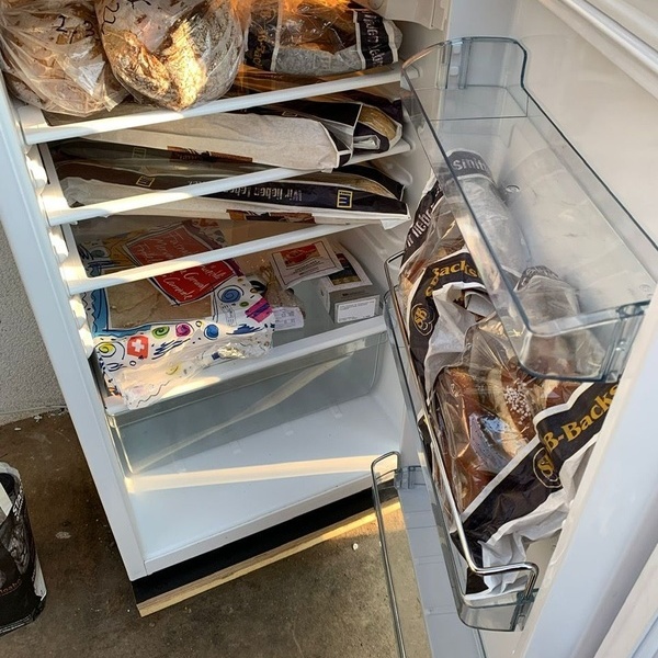 Geöffneter Kühlschrank "FAIR-TEILER mit Lebensmitteln