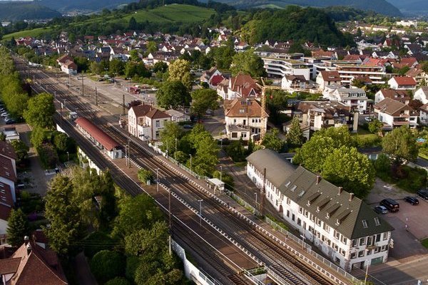 Bahnhof Denzlingen, Bahnschienen und ehemaliges Gasthaus "Grüner Baum"