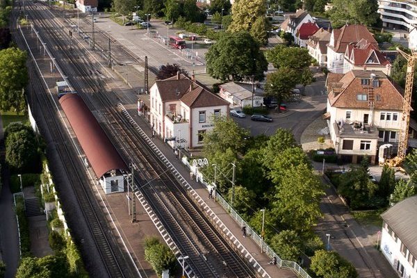 Bahnhof Denzlingen mit Bahnschienen DB