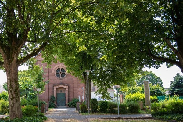 Vorderansicht katholische Kirche St. Josef mit Bäumen im Vordergrund