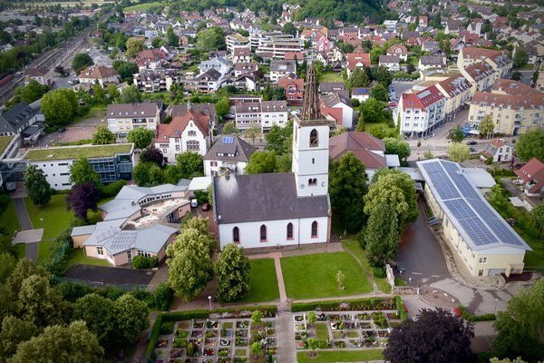 Luftbild mit Rathaus, evangelischer Kirche St. Georg mit Friedhof und Grundschule Standort Hauptstraße
